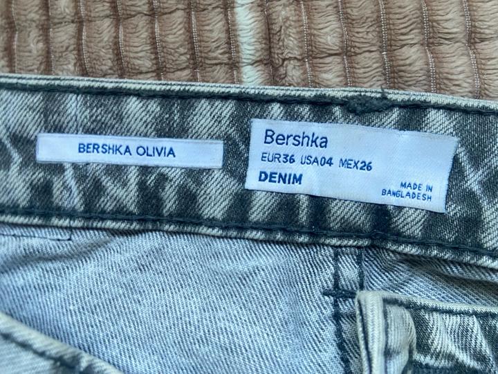 серые джинсы MOM Bershka