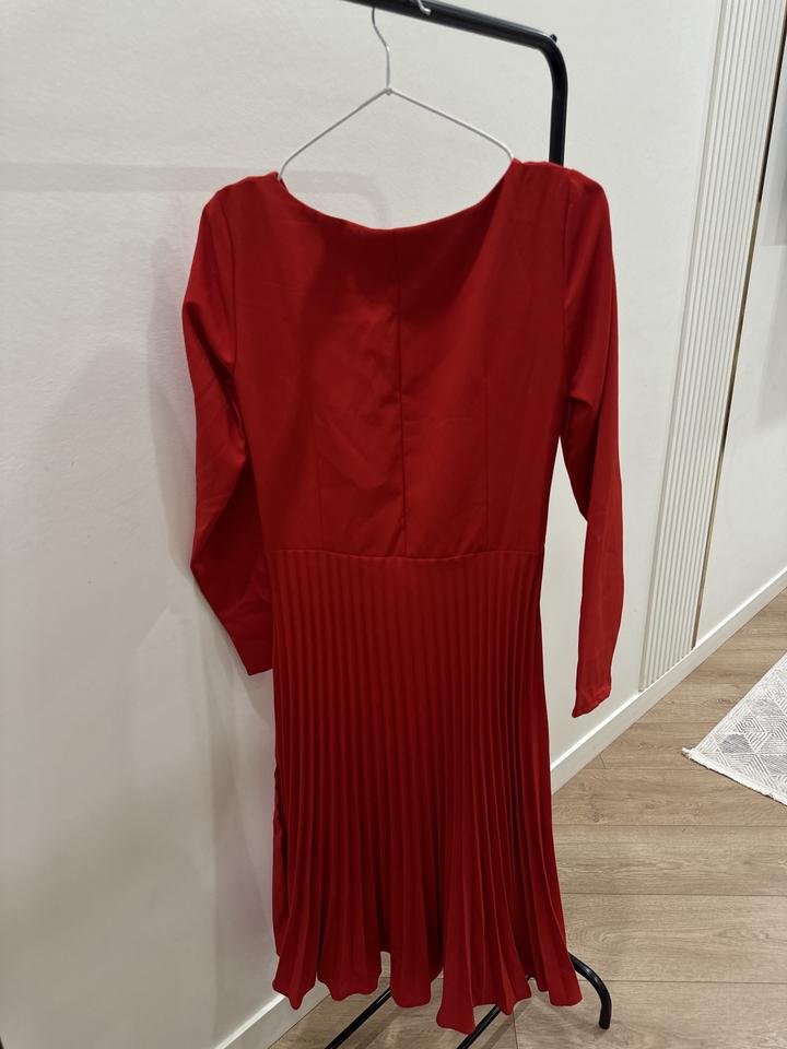 Платье красное