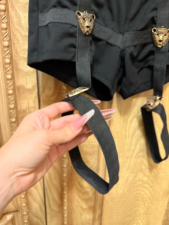 Эффектные шорты с вшитыми подтяжками