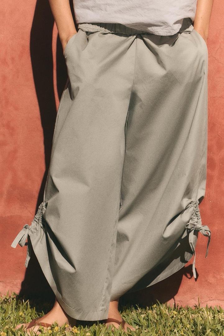 Сероватые брюки от Zara