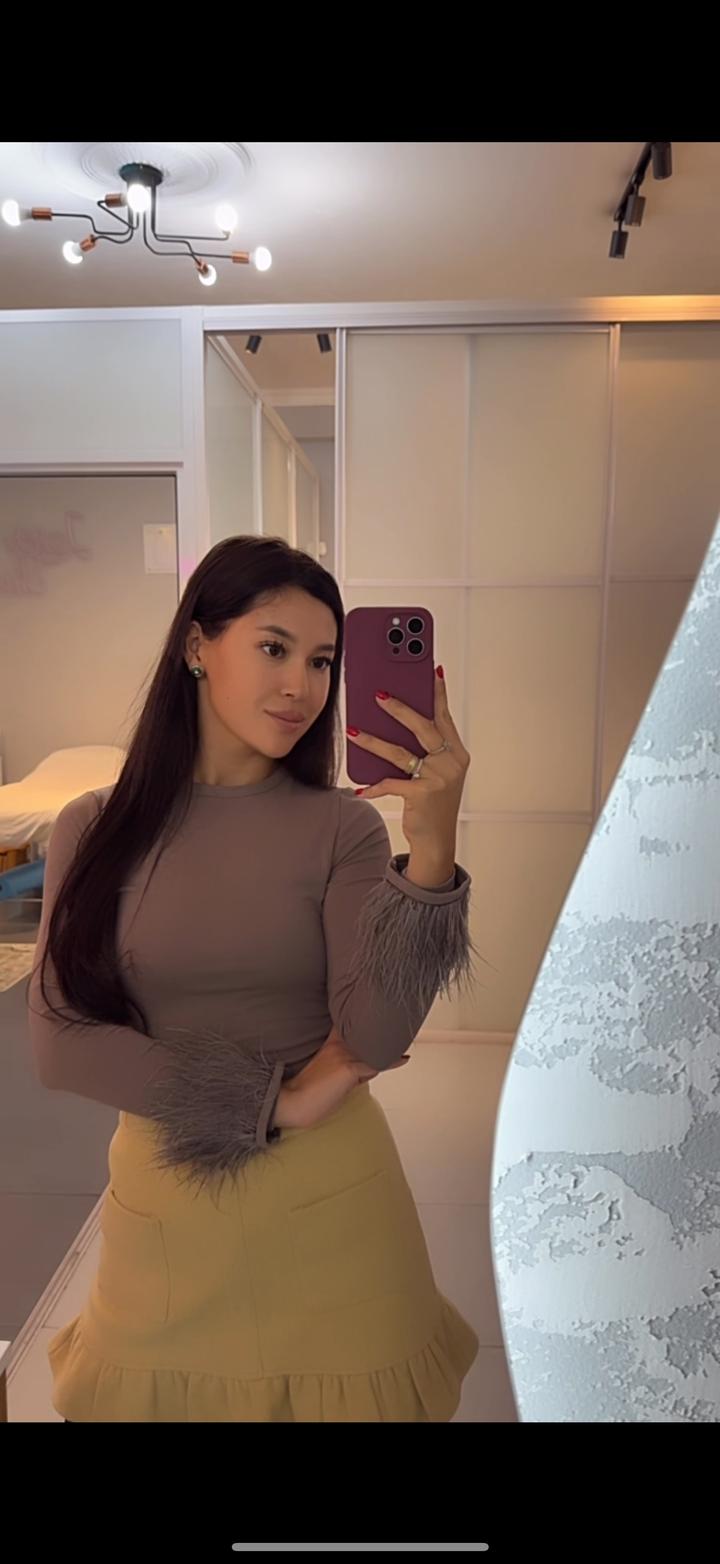 Лонгслив с перьями