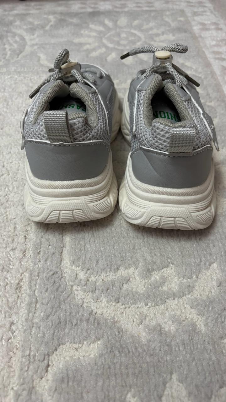 Унисекс кроссовки серые