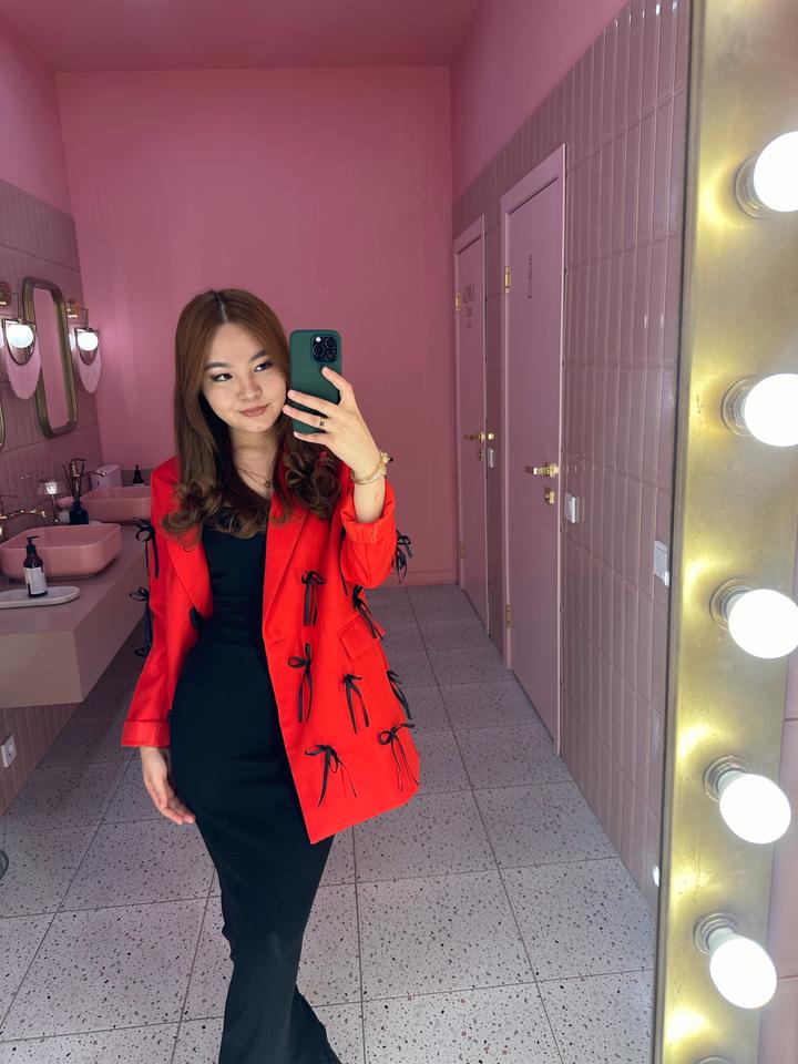 красный костюм