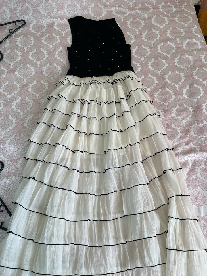 Стильное платье с камнями