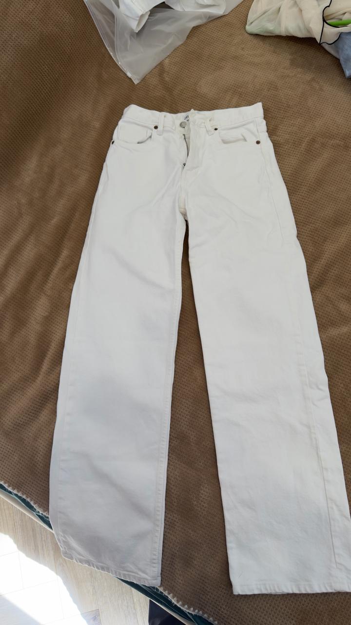 Белые джинсы Zara