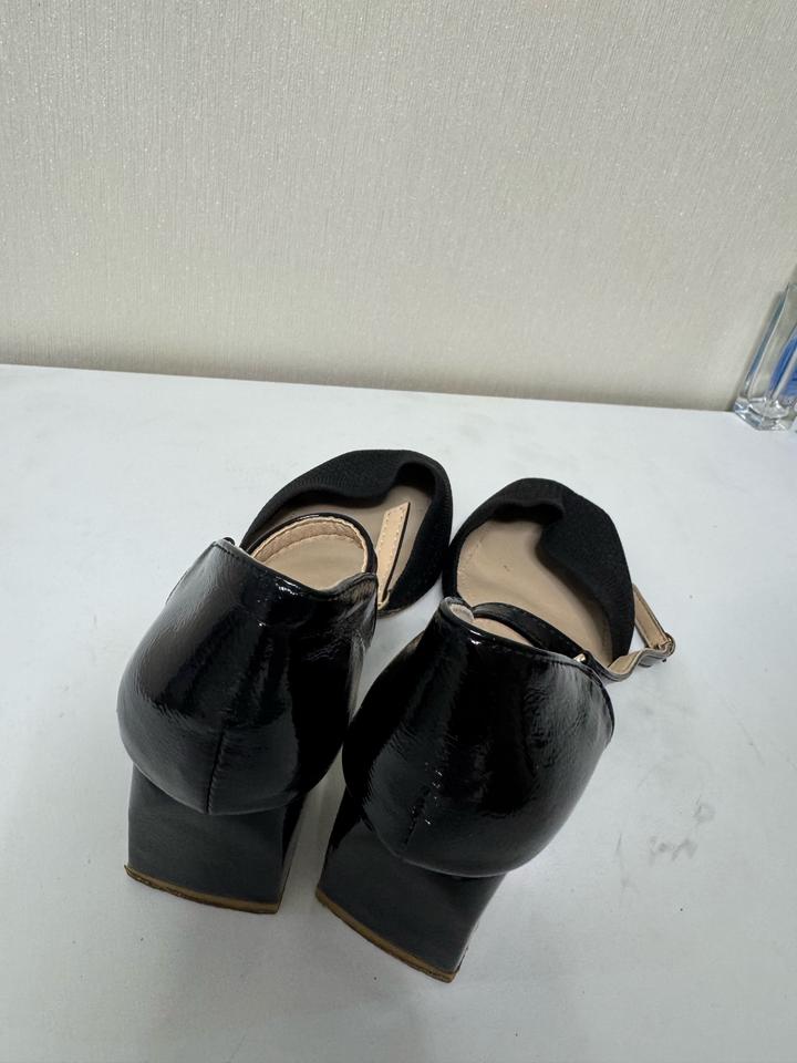 Туфли черные с устойчивыми каблуками