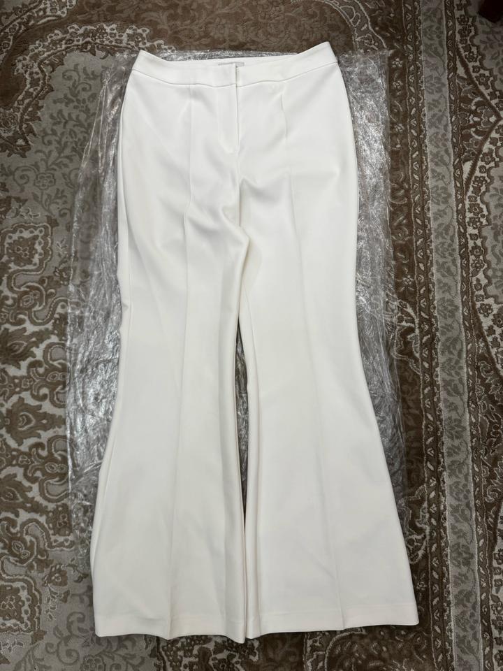 женский белый классический костюм пиджак и брюки