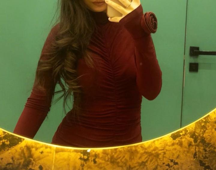 Мини платье с розочкой на рукаве бордового цвета