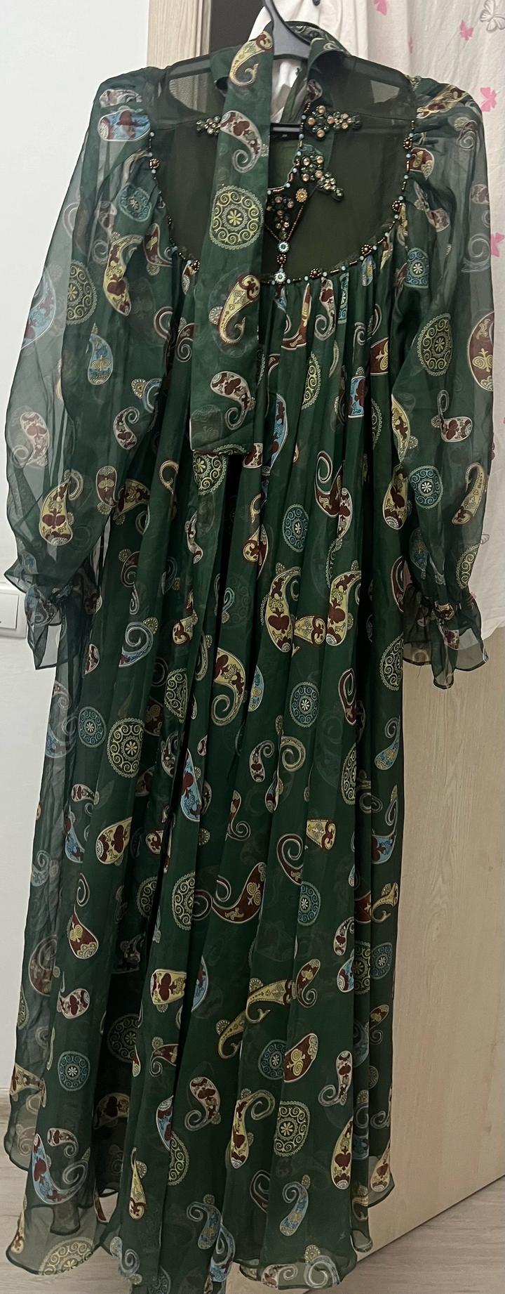 Зеленое шифоновое платье макси с узором