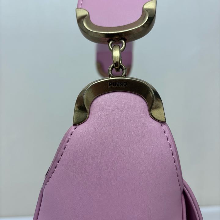 Розовая сумка Pinko с золотой фурнитурой