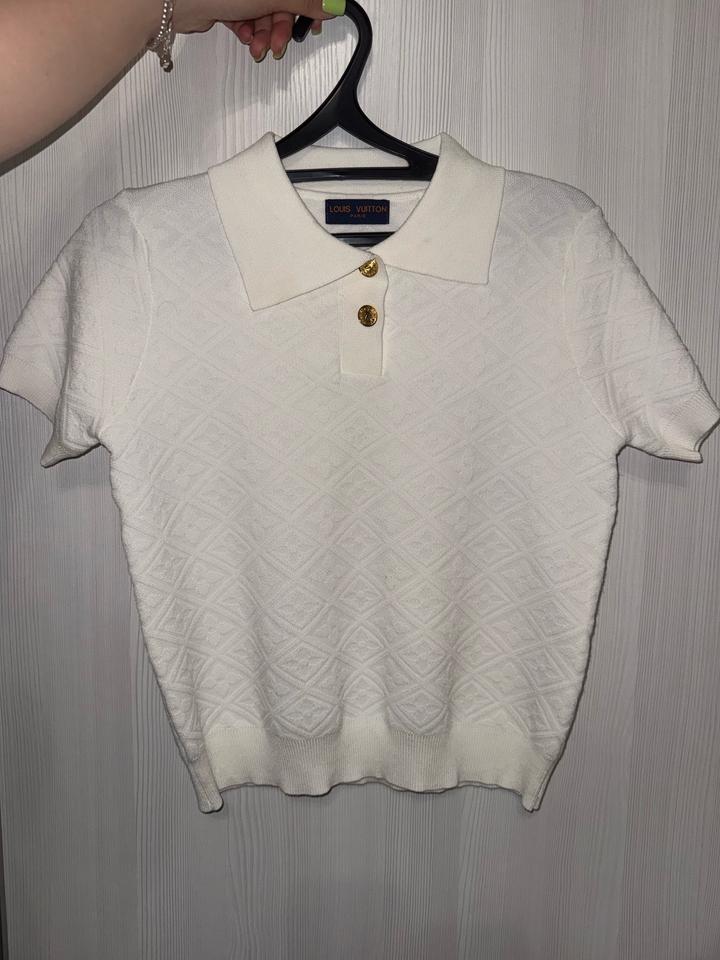 белая футболка