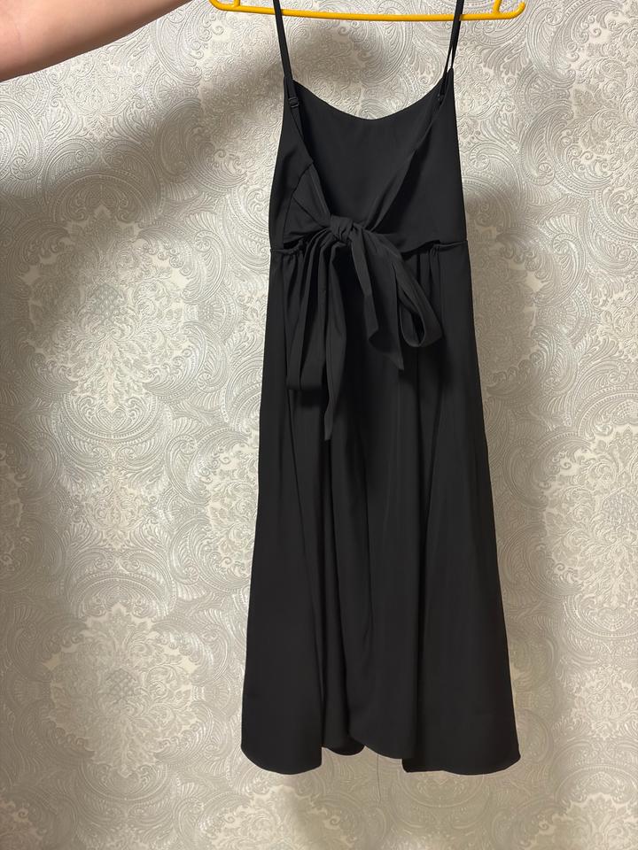 Чёрное платье на бретелях