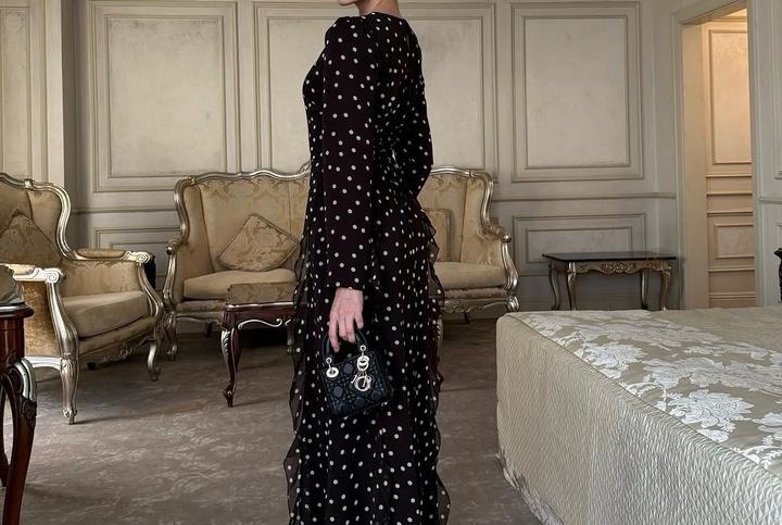 Черное платье в горошек