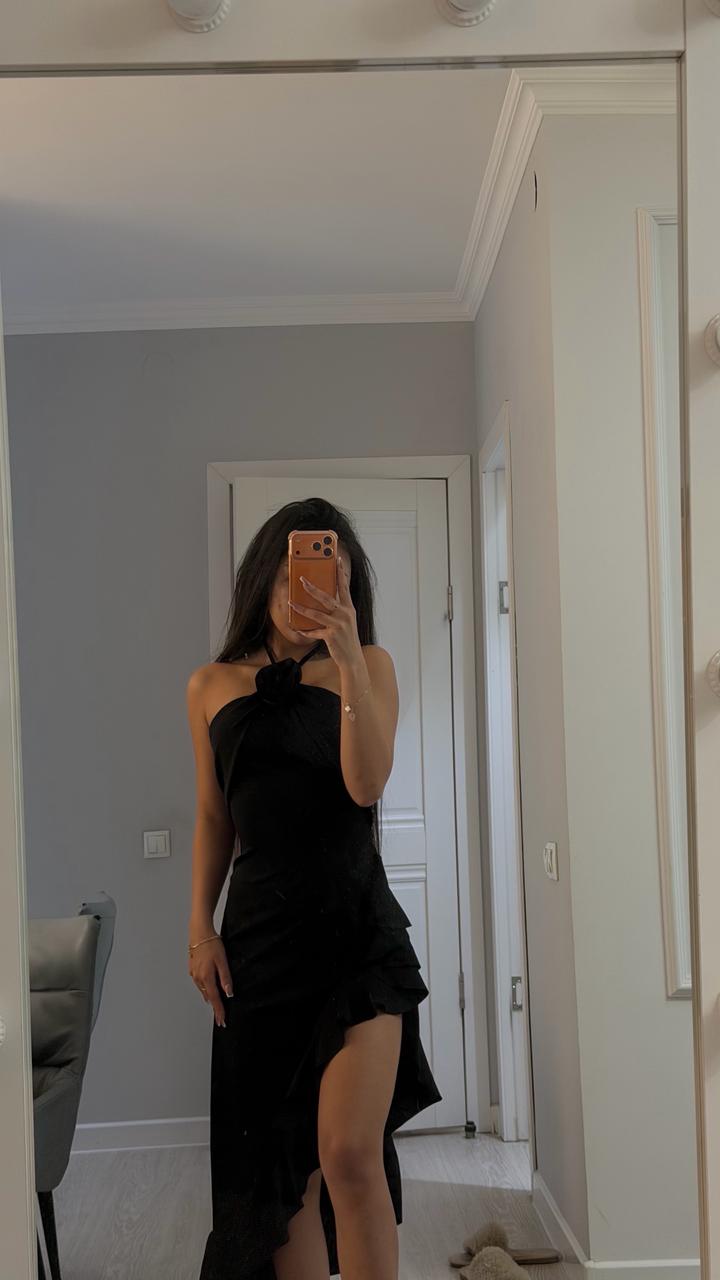 Черное платье с разрезом