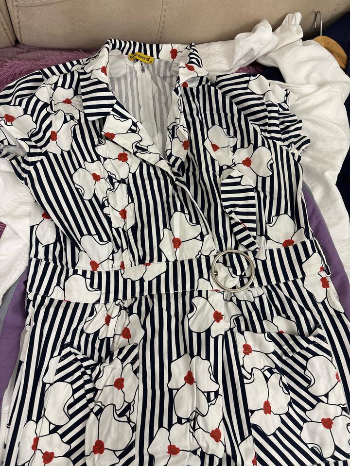 Черно белое платье с цветочками