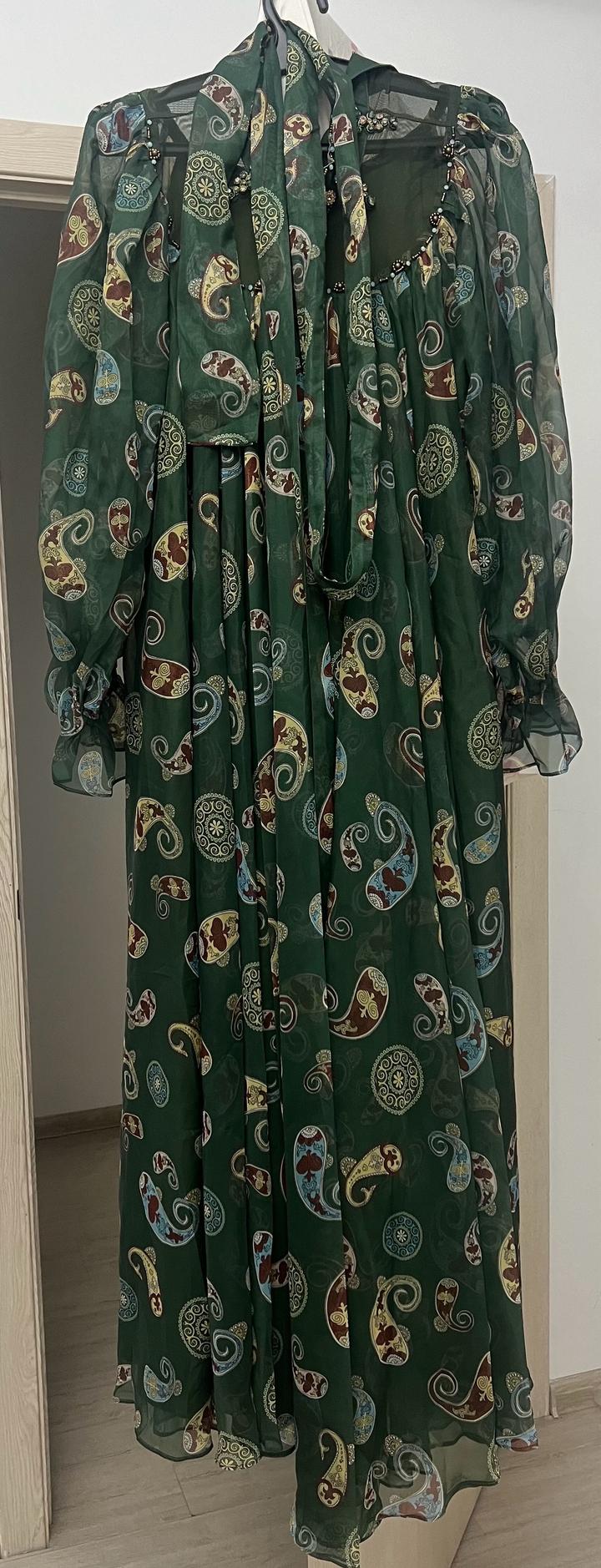 Зеленое шифоновое платье макси с узором