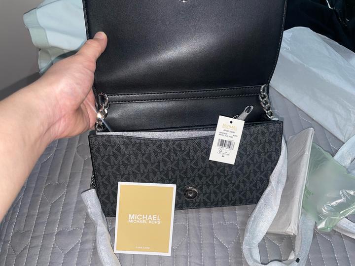 Черная сумка с серебристой фурнитурой от Michael Kors