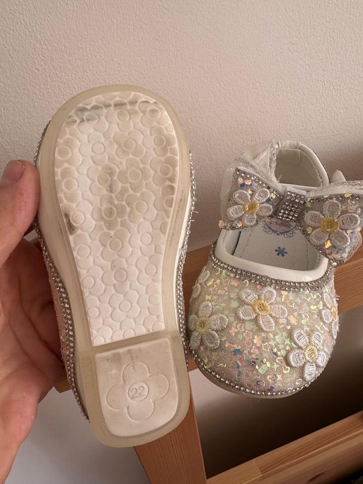 На годик туфли