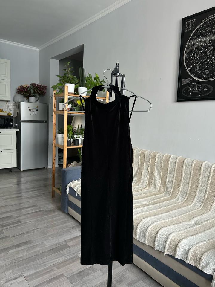 Черное платье вельветовое BERSHKA