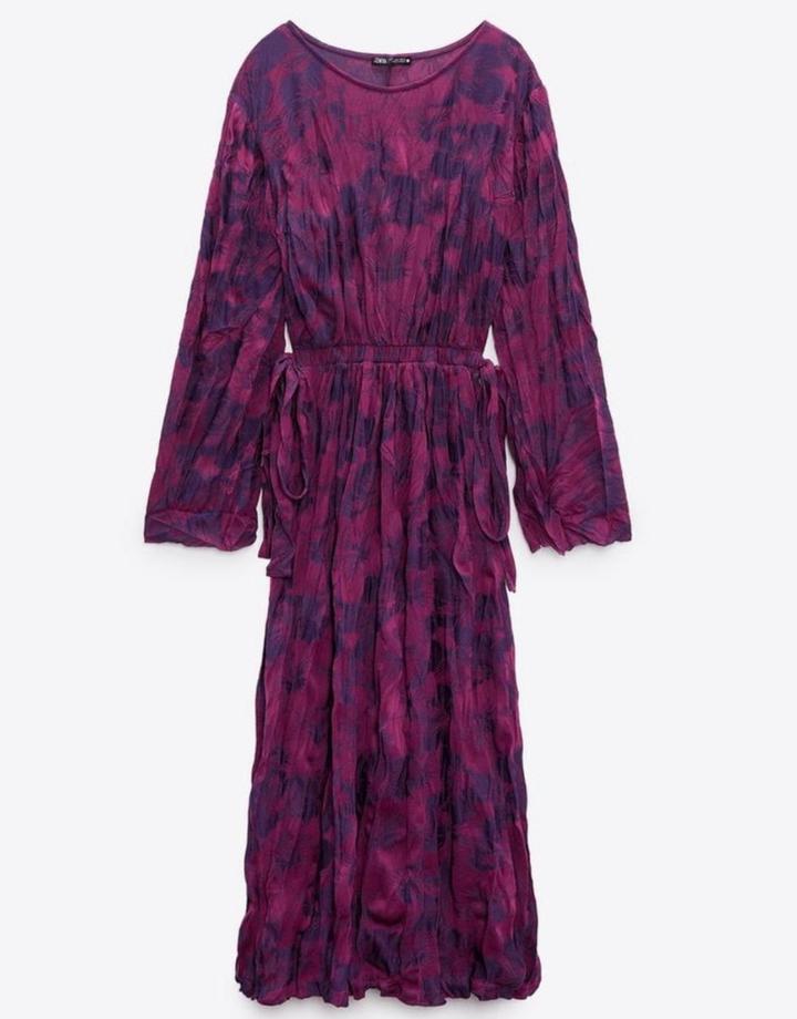 Платье с вырезами на боках