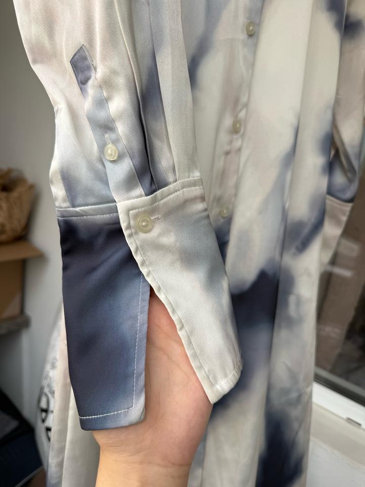 Атласное платье от H&M.