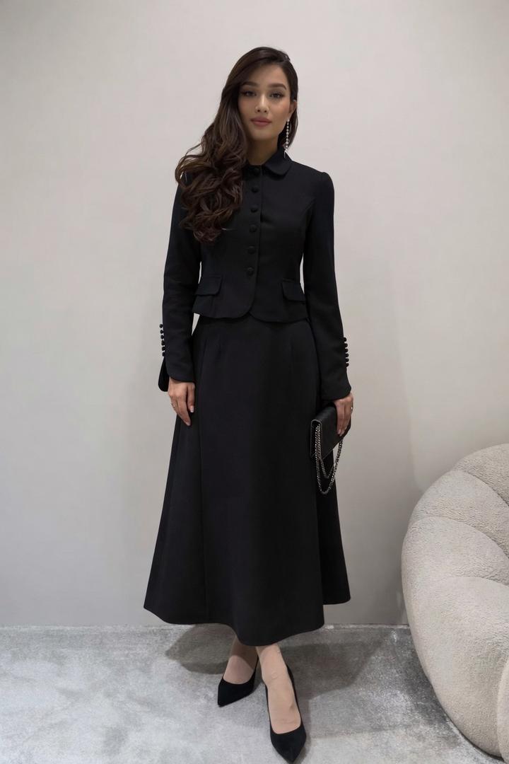 Костюм в черном цвете , почти новая носила 1 раз