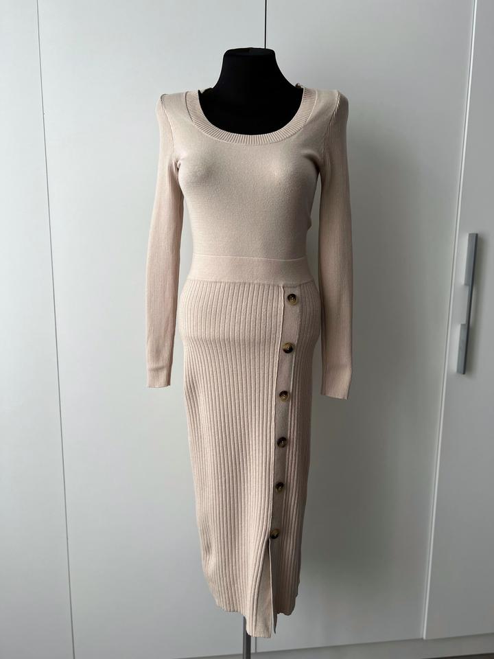 Бежевое платье Zarina