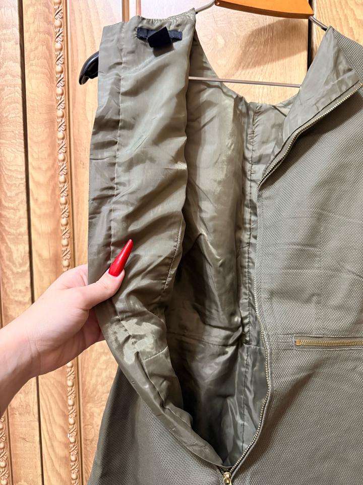 Платье H&M цвета хаки с подкладом и декоративными молниями