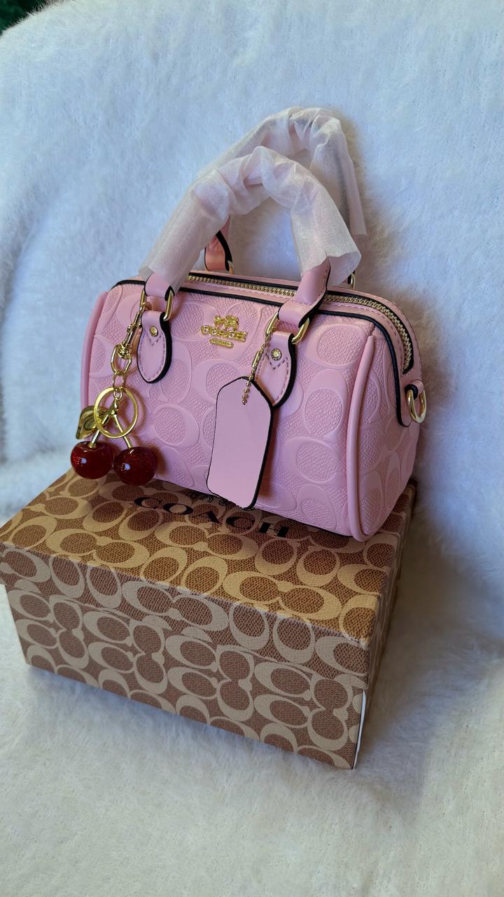 Розовая сумка Coach