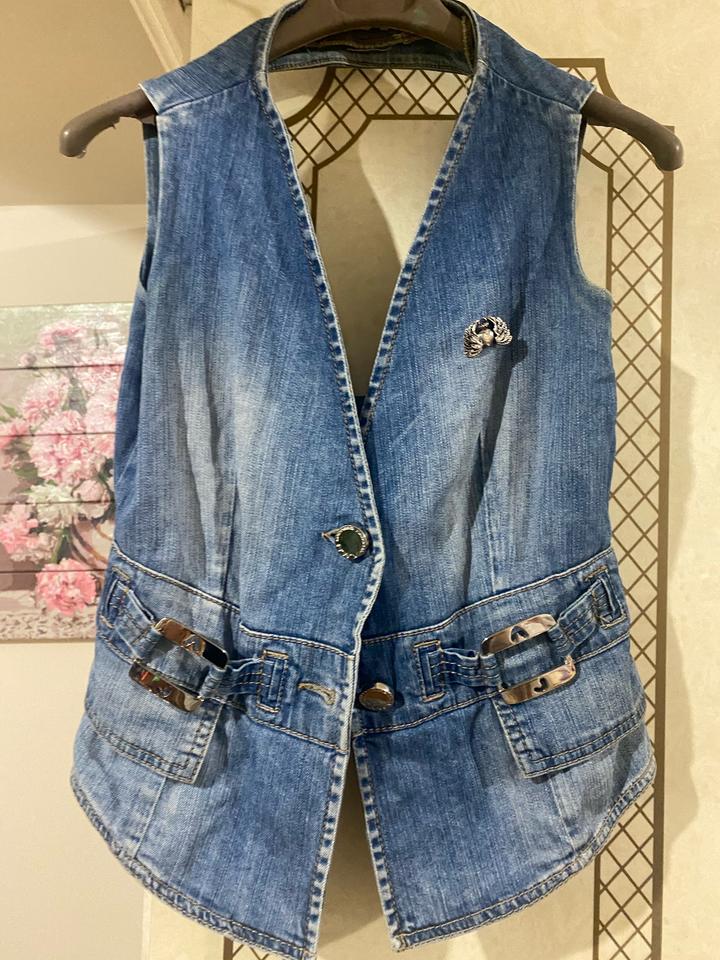 Джинсовая жилетка amnezia