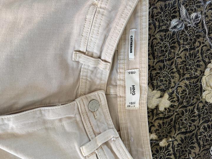 Беж джинсы Манго