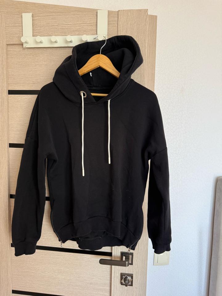 Черная теплая толстовка