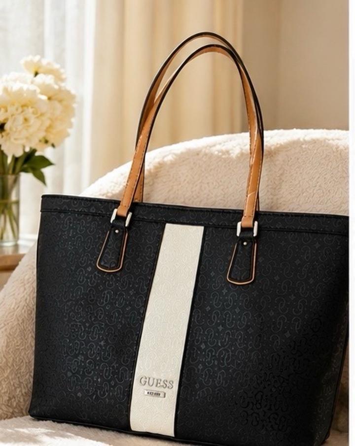 Оригинальная сумка GuessПокупалась в официальном магазине Guess в Мадриде
