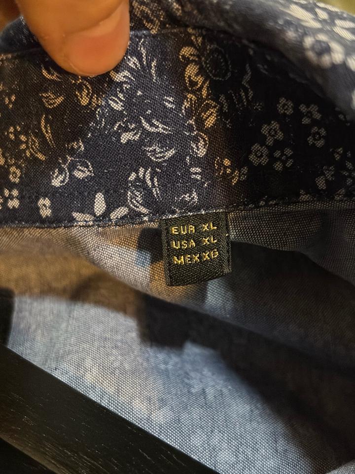 Синяя рубашка в цветочный принт