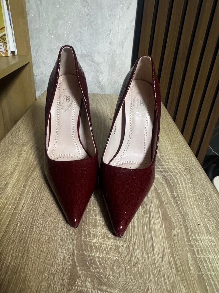 бордовые туфли