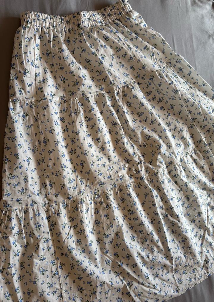Летняя юбка с цветочным принтом.