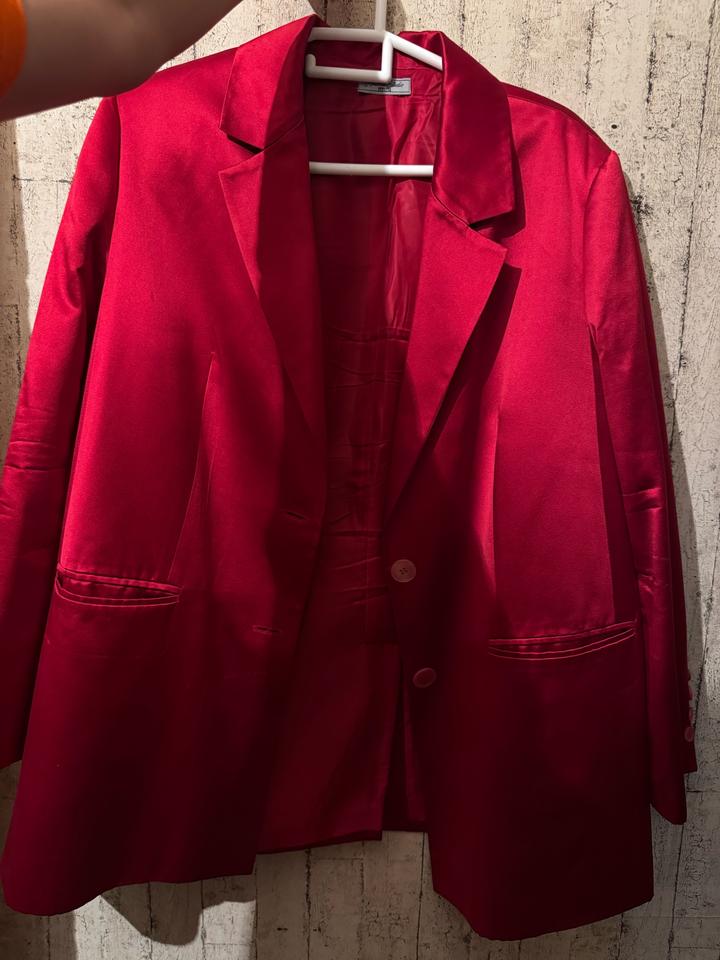 Красный атласный пиджак
