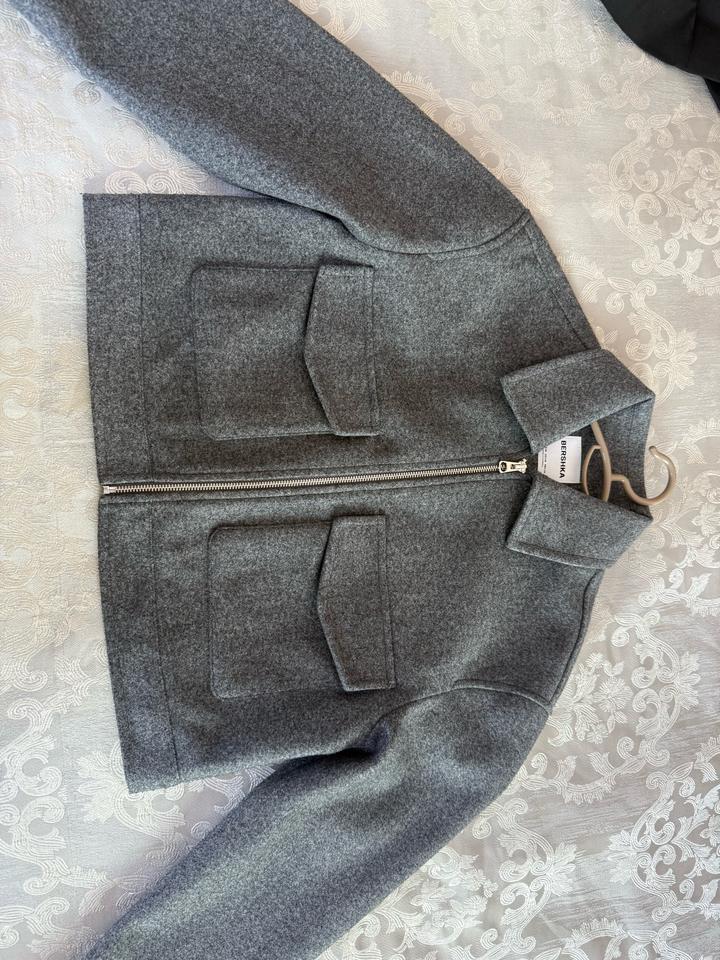 серый бомбер из Bershka