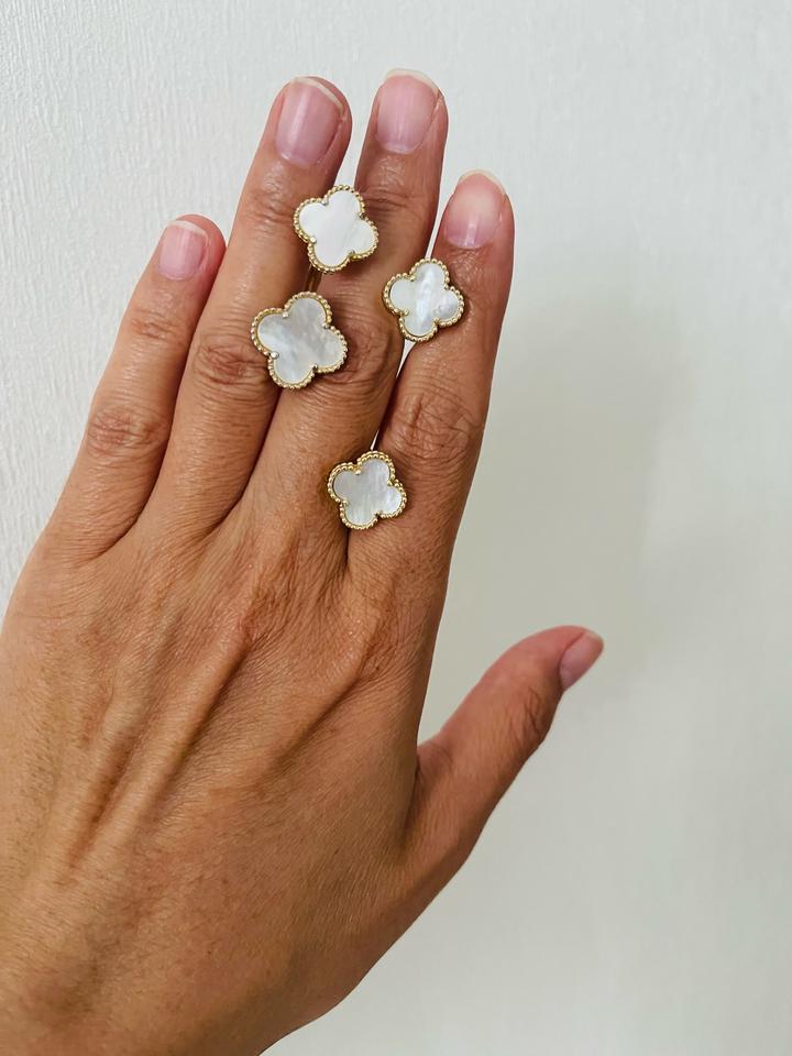 Серьги и кольцо серебряный с перламутром продам.