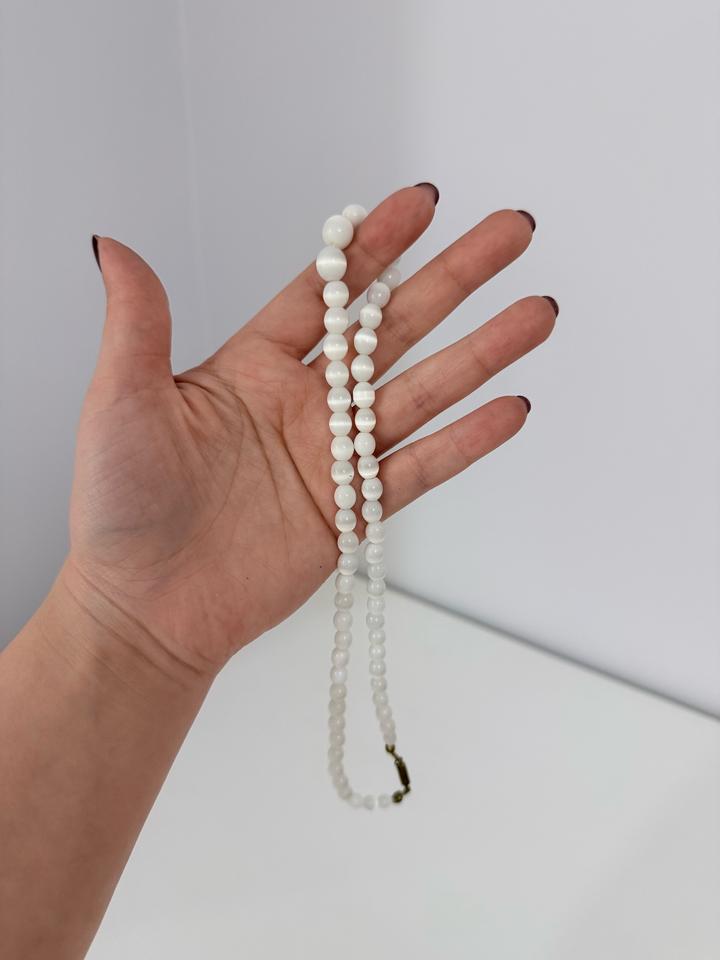 Бусы из белого кошачьего глаза