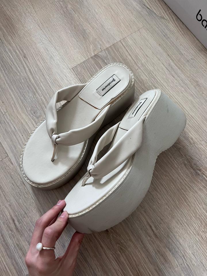 Босоножки через палец