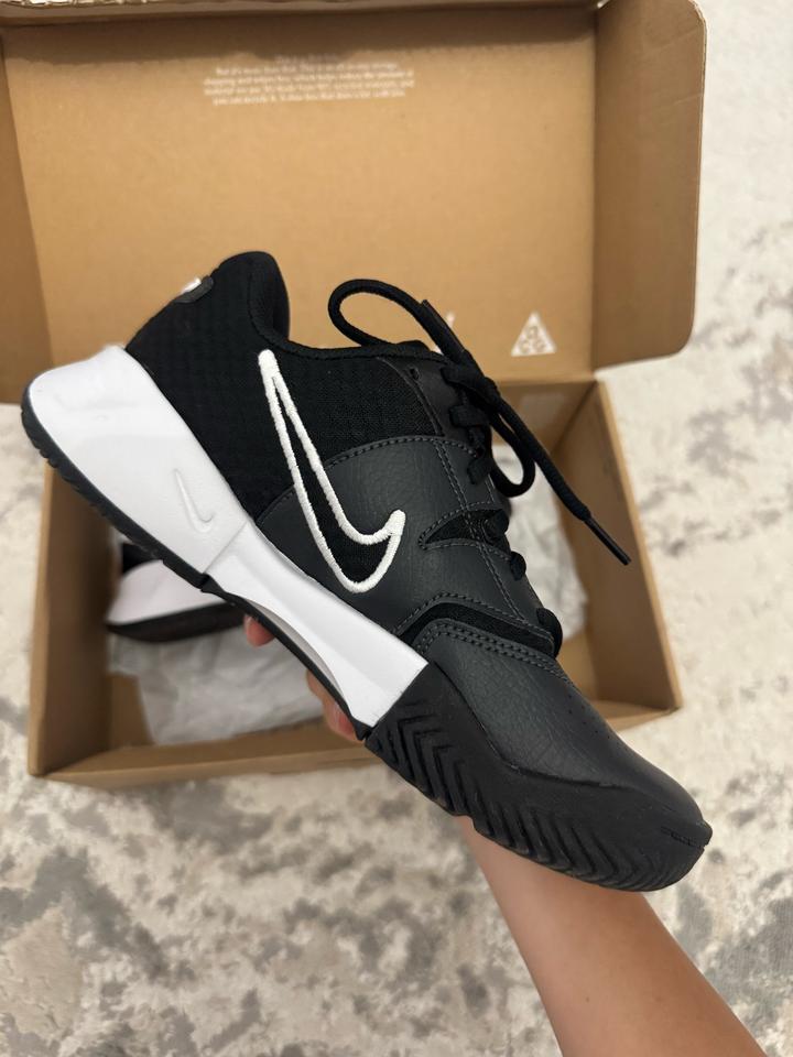 Теннисные кроссовки Nike