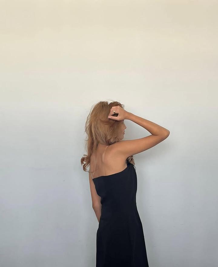 Черное платье с перьями