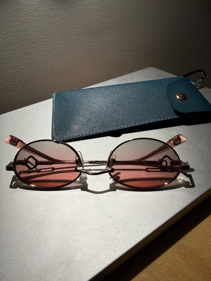 Солнцезащитные очки с чехлом