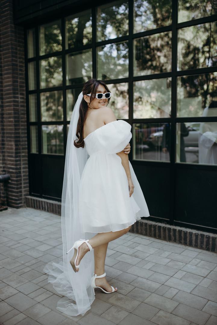 Свадебное платье короткое с открытыми плечами