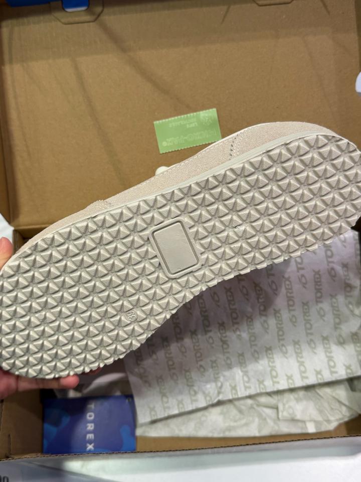 Кроссовки женские