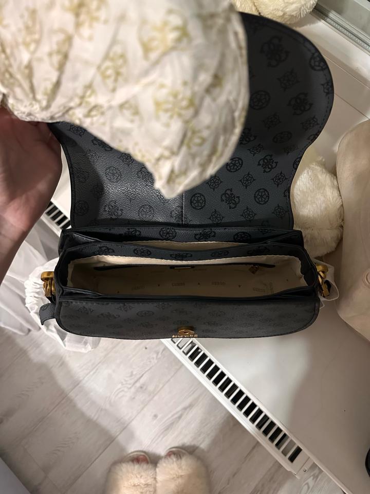 Оригинальная и новая сумка Guess