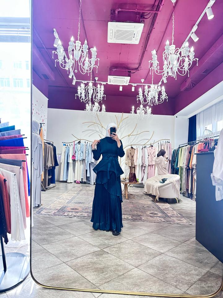 Изумрудный костюм бренда Alhubu