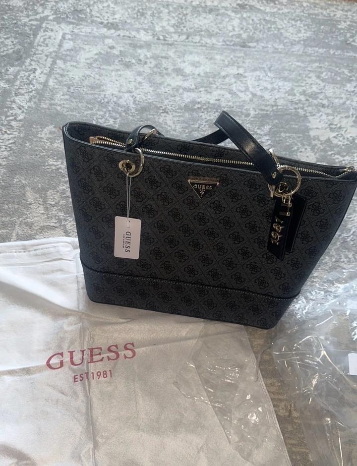 Сумка от Бренда Guess