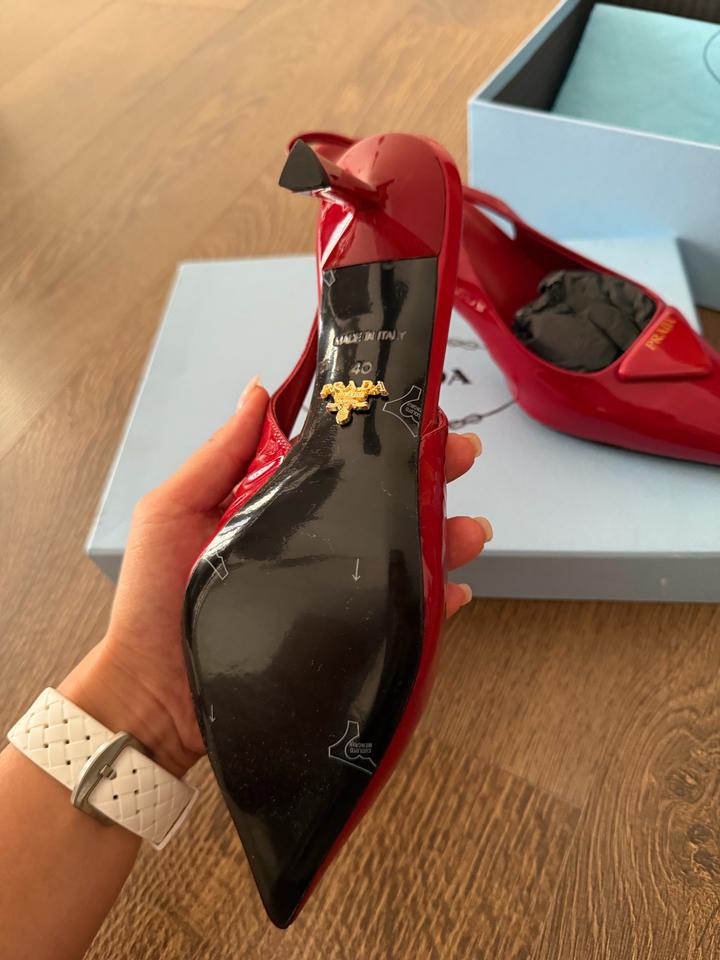 Туфли Prada slingback из лаковой кожи